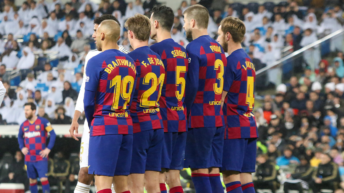 Los jugadores del Barcelona formando una barrera. (Enrique Falcón)