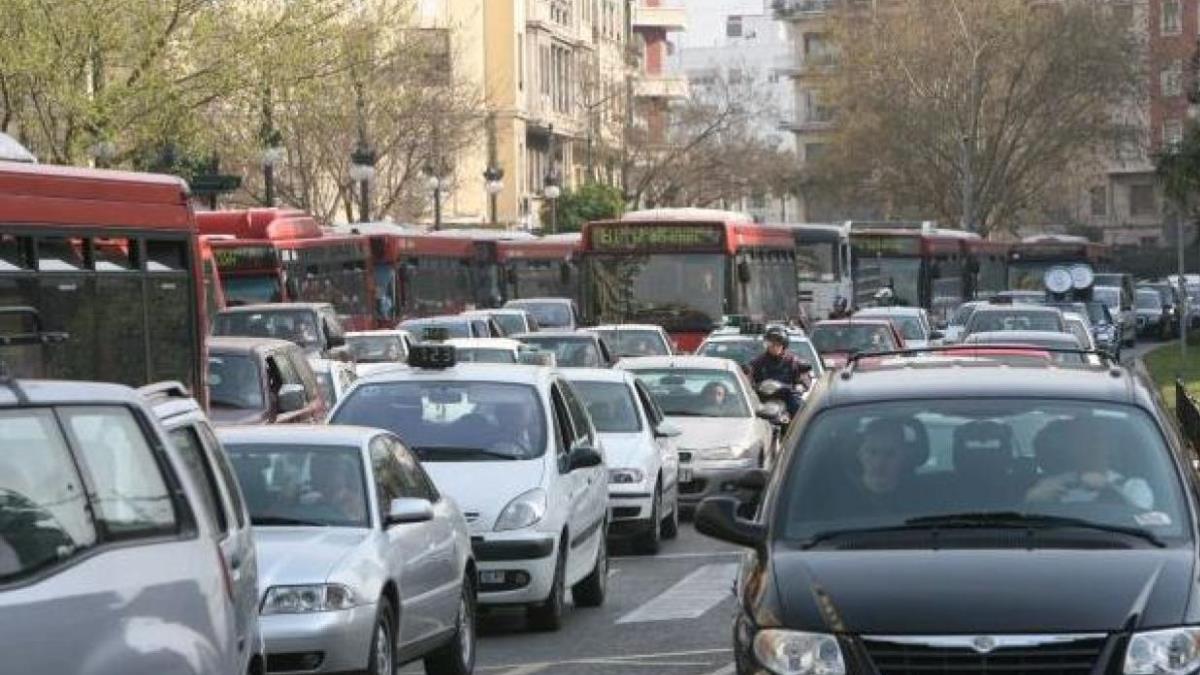 La afluencia de público hace casi imposible aparcar en Valencia durante las Fallas