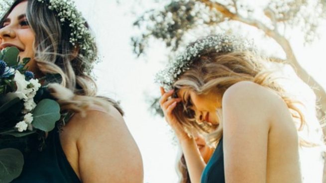 Si eres la invitada, entre las tendencias en tocados y sombreros de bodas, hay múltiples modelos.