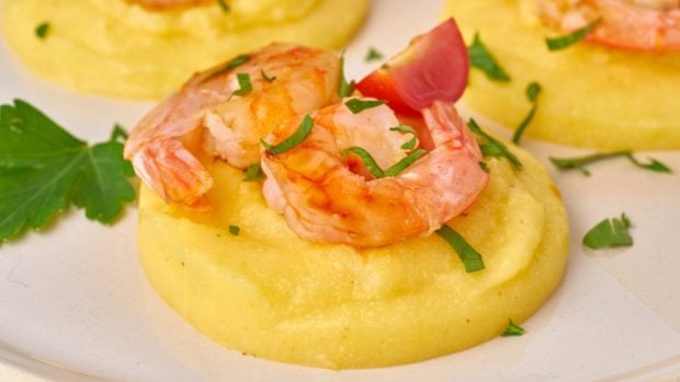 Receta de langostinos guisados con polenta