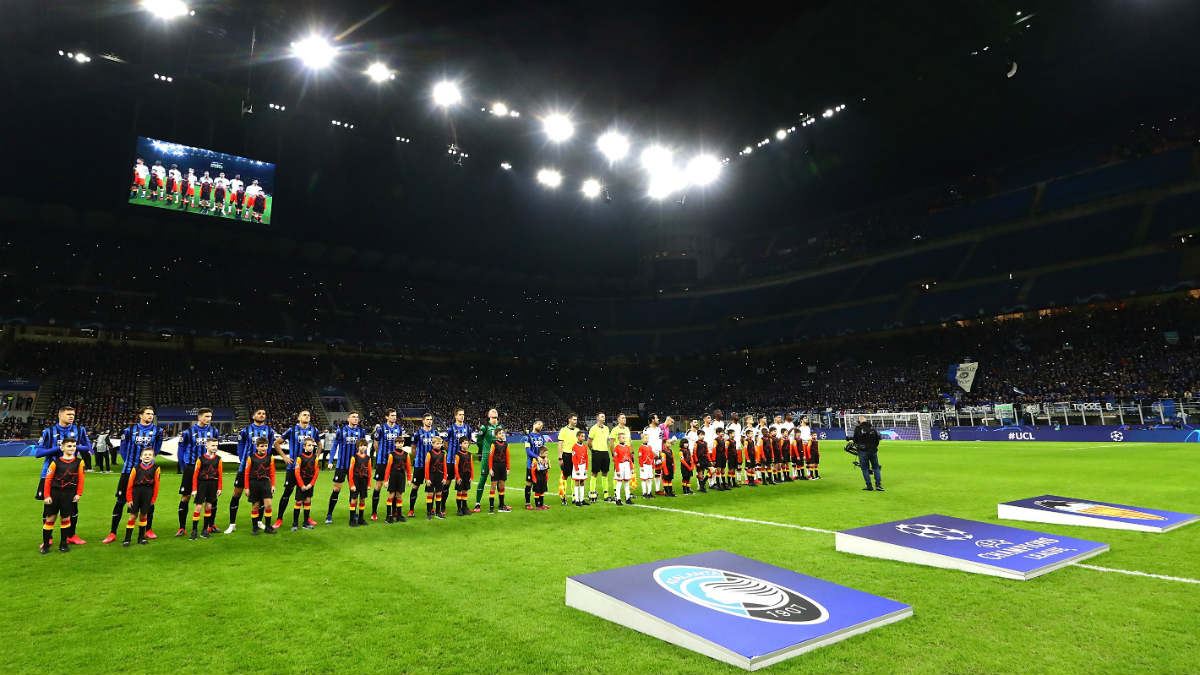 Los jugadores del Atalanta y el Valencia, antes del partido de ida de octavos de la Champions. (Getty)