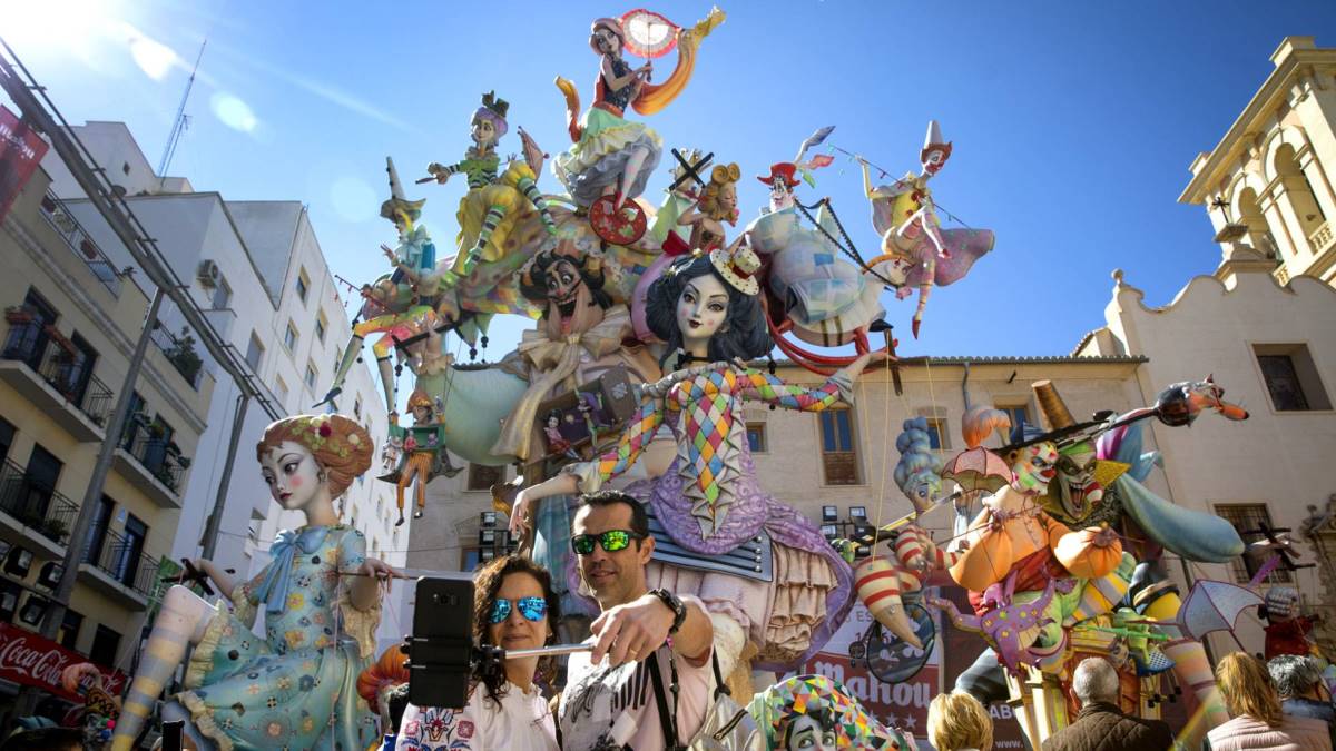 Miles de turistas visitan Valencia durante las Fallas
