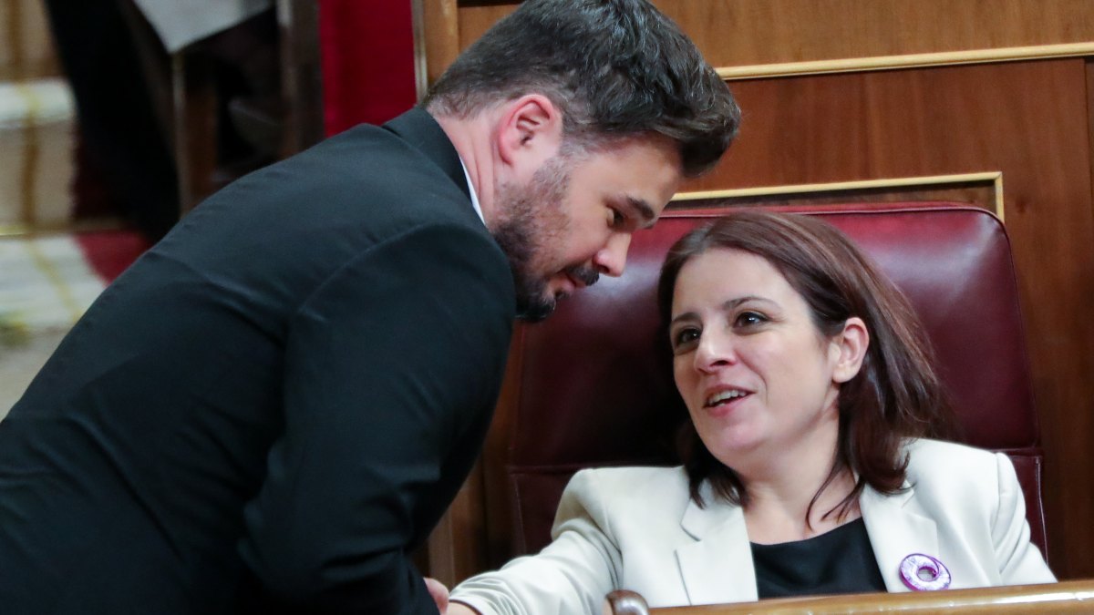 El portavoz de ERC en el Congreso, Gabriel Rufián, junto a la portavoz del PSOE Adriana Lastra. Foto: EP