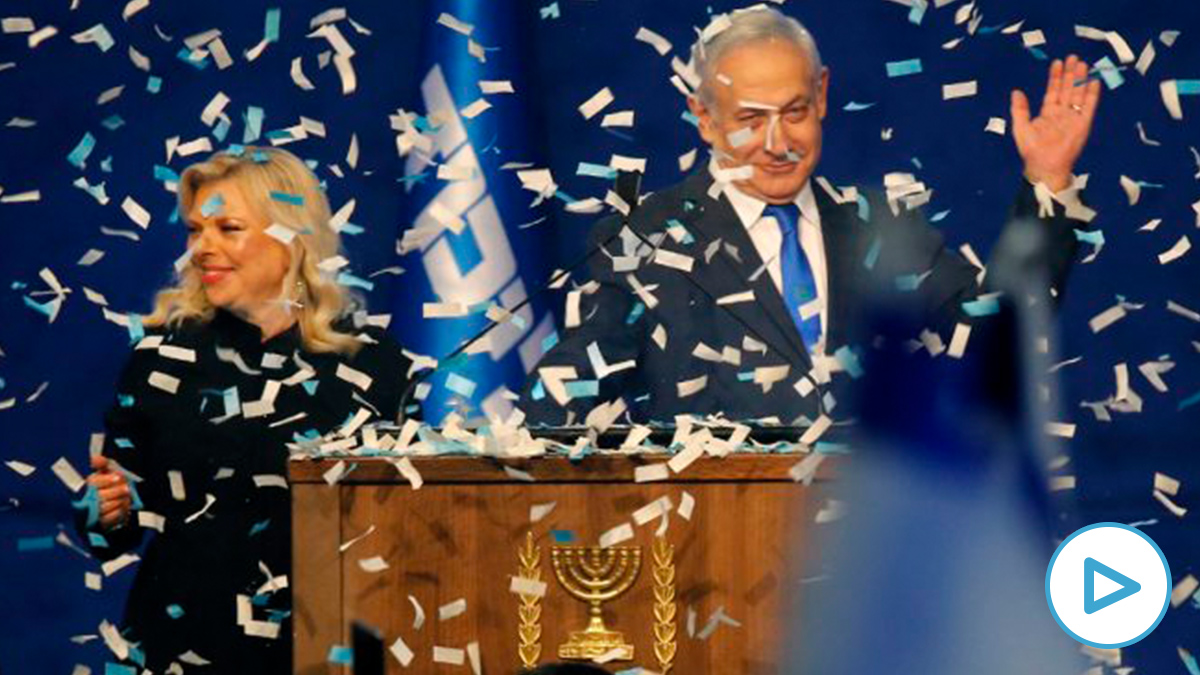 El primer ministro de Israel, Benjamin Netanyahu, celebra la victoria junto a su mujer Sara en la sede de su partido. Foto: AFP
