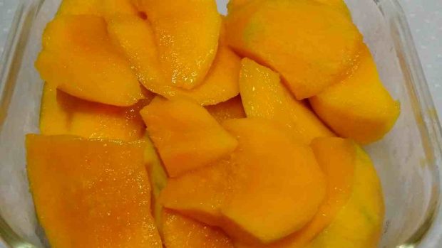 Pudding de chocolate con mango y tahini