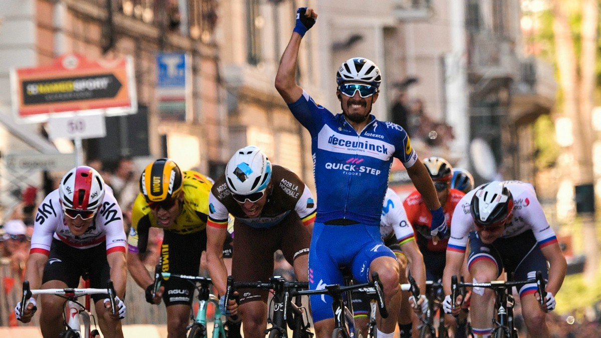 Alaphilippe celebra su victoria en la Milan-San Remo. (AFP)