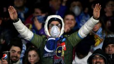 Un seguidor del Nápoles, con mascarilla en el Estadio San Paolo. (Getty)
