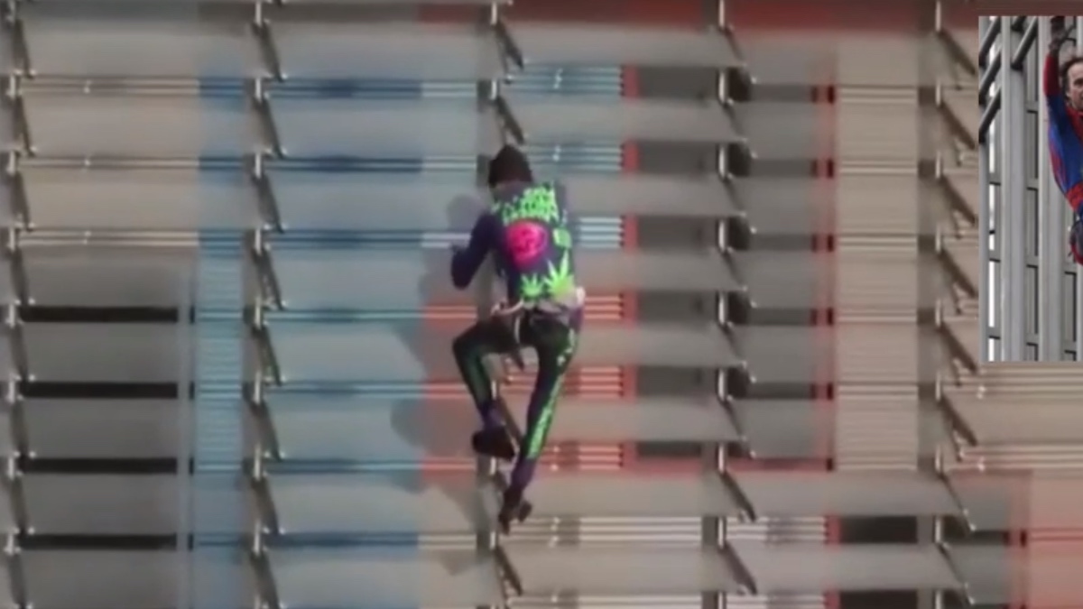 El ‘Spiderman’ francés Alain Robert vuelve a escalar la torre Agbar de Barcelona