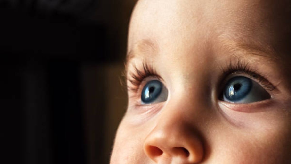 Descubre porqué la mirada del bebé se queda a veces fijada en un punto