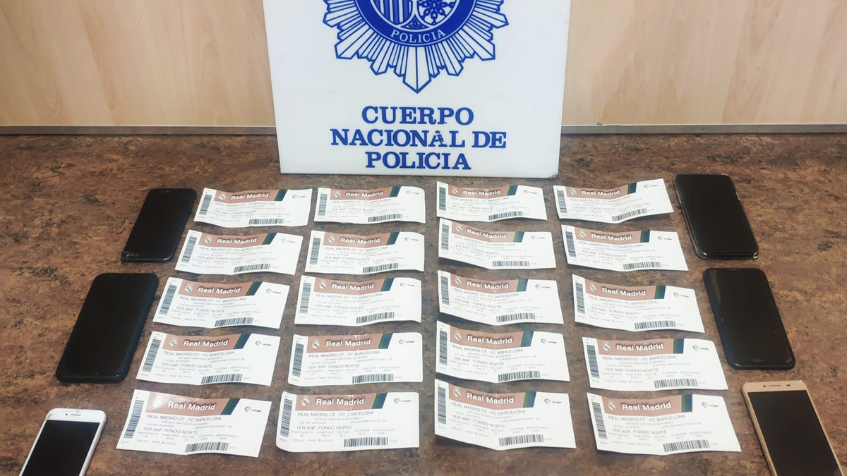 Policía facilitada por la Policía Nacional con algunas de las entradas falsas para el Clásico incautadas.