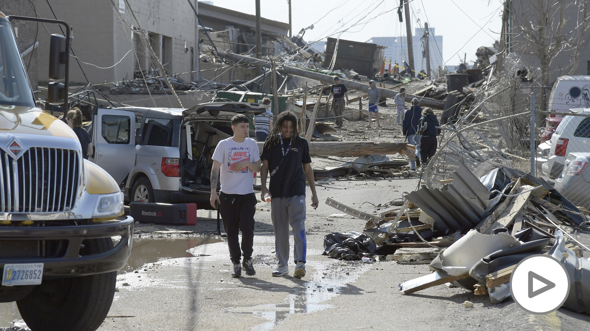 Dos residentes de Nashville, capital del estado de Tennessee, caminan entre los escombros provocados por la ola de tornados. Foto: EP