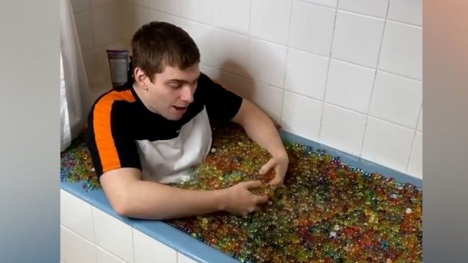Un youtuber atasca las tuberías de su pueblo por llenar la bañera con bolas de gel