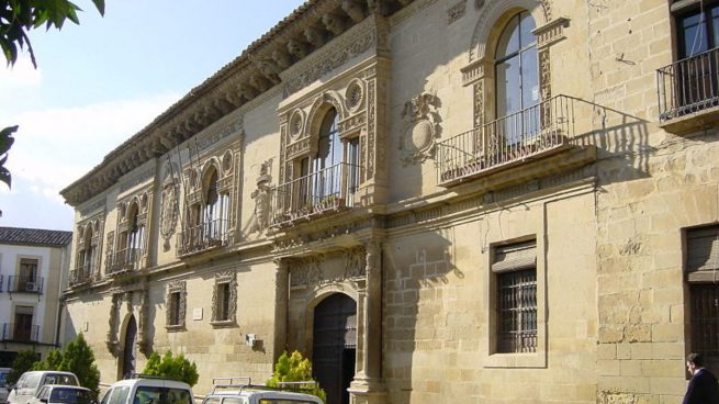 En la provincia de Jaén, dentro de la Comunidad Autónoma de Andalucía, se enclava Baeza.