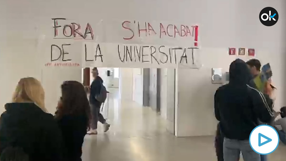Separatistas radicales intentan boicotear un acto de ‘S’ha acabat!’ en la Universidad Pompeu Fabra de Barcelona.