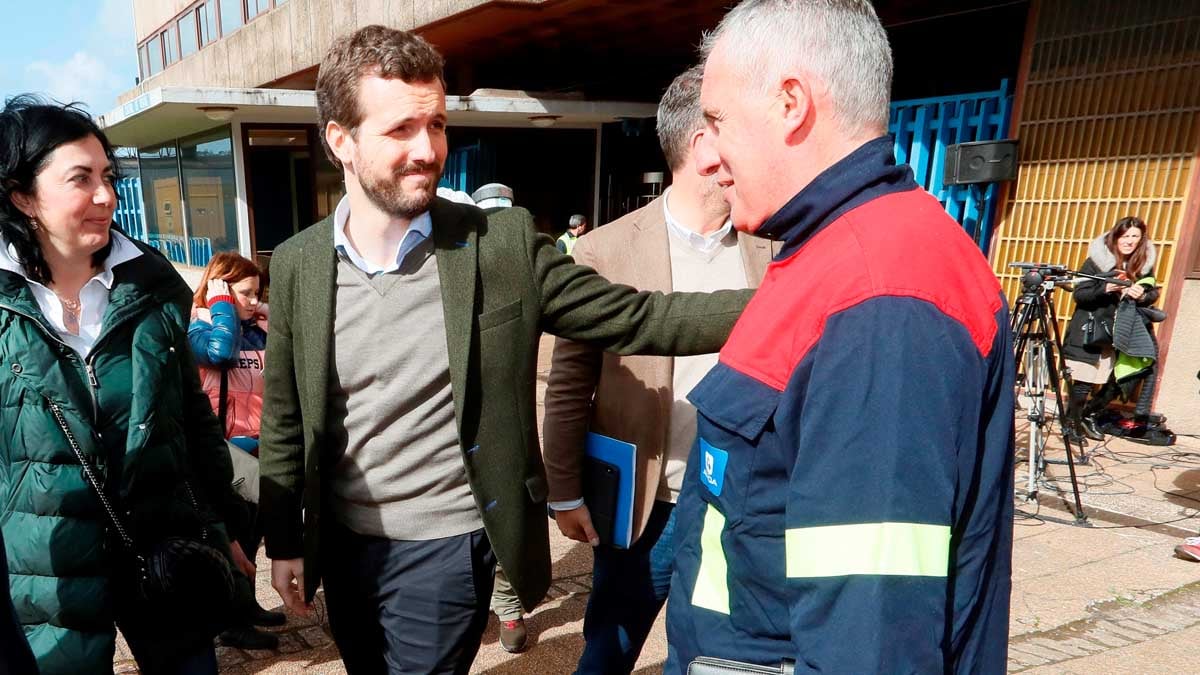 Pablo Casado en su visita a Alcoa (Foto: EFE)