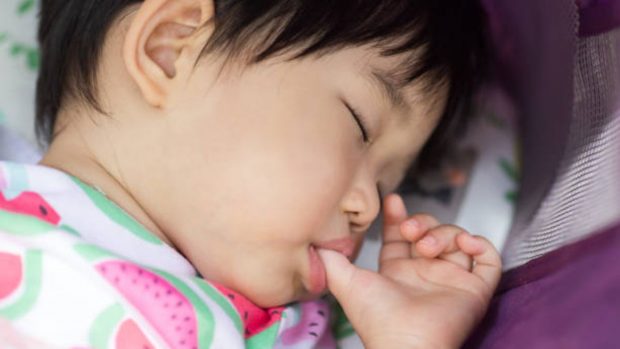 Chuparse el dedo: cómo ayudar al niño a dejar este hábito después de los tres años