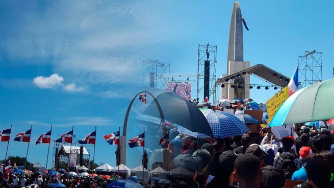 Manifestación multitudinaria en la plaza de la bandera el 27 de febrero.