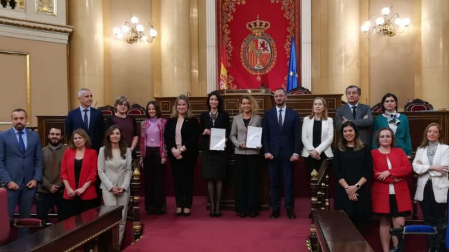 Las Mesas de Congreso y Senado -sin Vox- y personal de las Cortes presentando el I Plan de Igualdad. (Foto: S. Sanz)