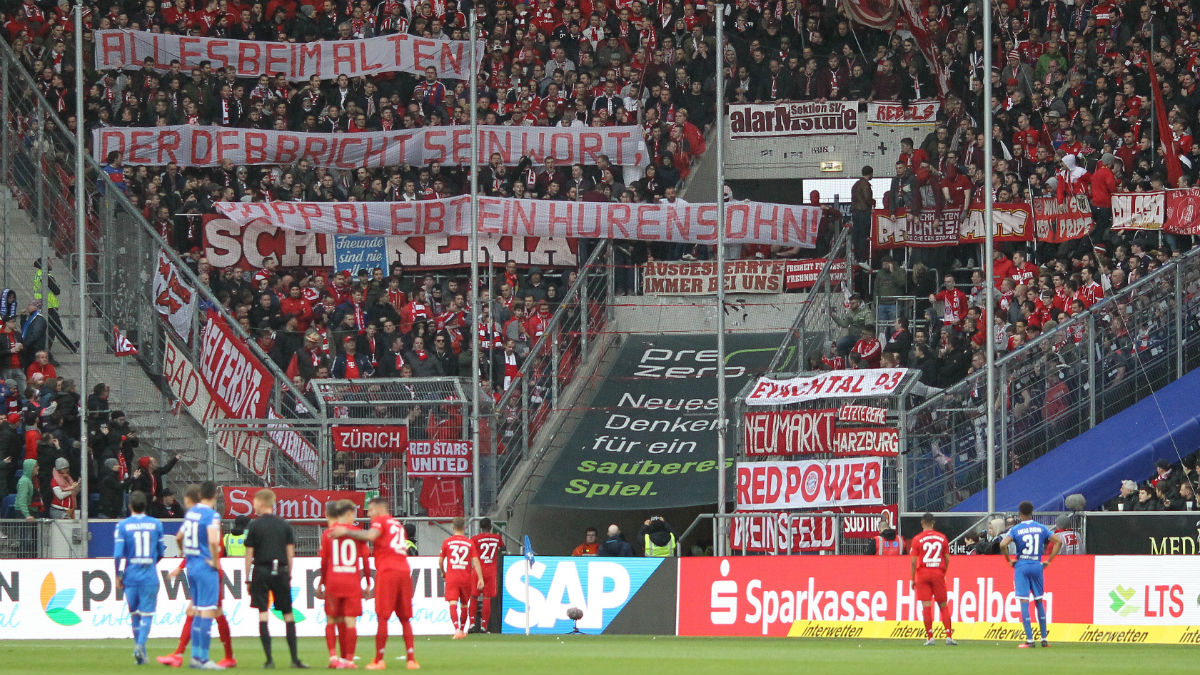 Los ultras del Bayern, en el partido ante el Hoffenheim. (AFP)