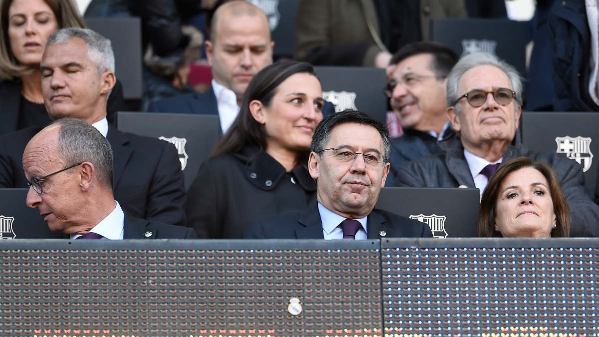Josep María Bartomeu, presidente del Barcelona, en el palco del Camp Nou. (AFP)