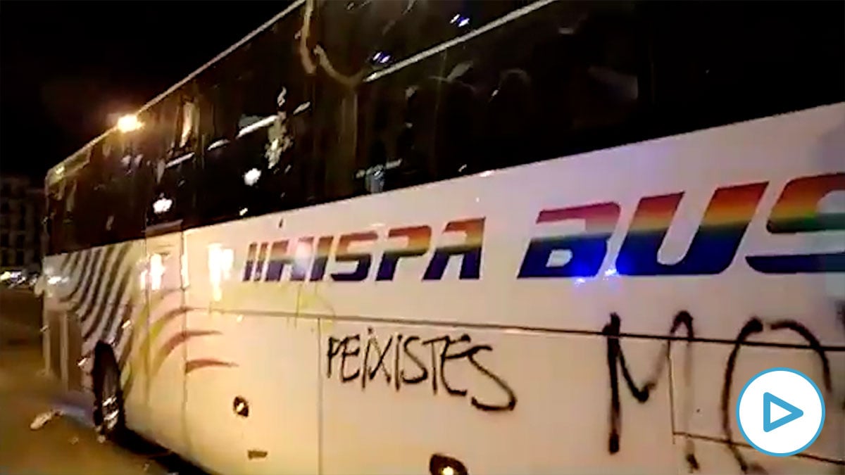 Así ha quedado el bus de Vox tras el ataque.