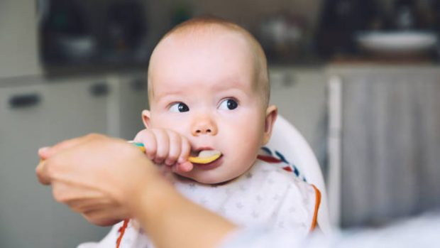 Cómo enseñar al bebé a usar la cuchara