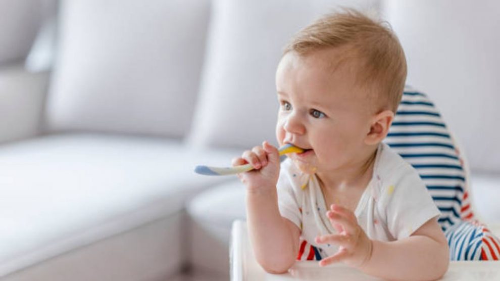 Cómo enseñarle al bebé a usar los cubiertos: no forzar y la