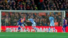 Martínez Munuera señaló penalti de Le Normand tras revisar en el VAR.