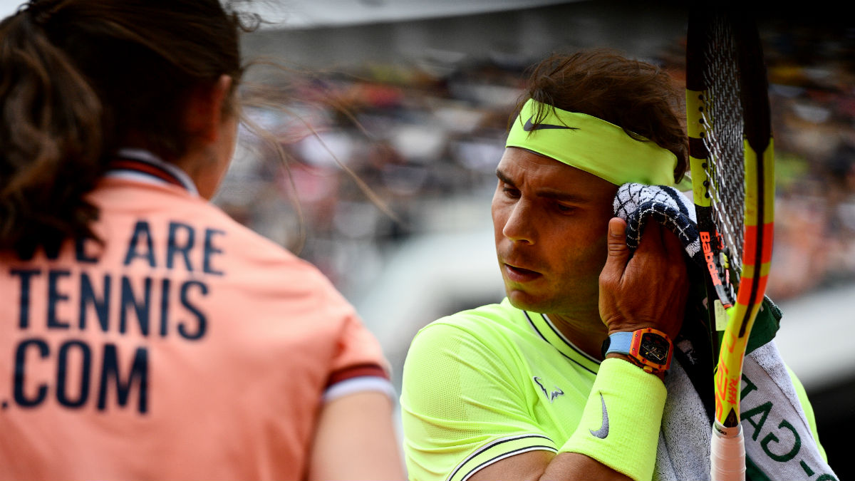 Rafa Nadal se seca el sudor con una toalla. (AFP)