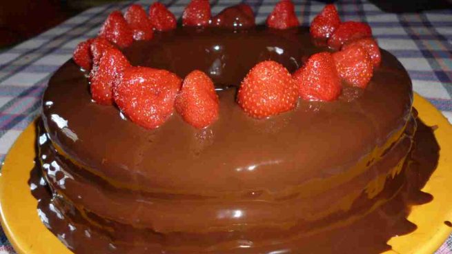 Refrescante tarta de fresas con nata y chocolate