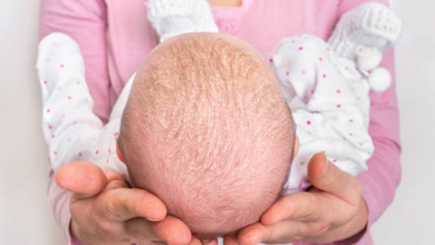 El pelo del recién nacido: cómo es al nacer y cómo será más adelante