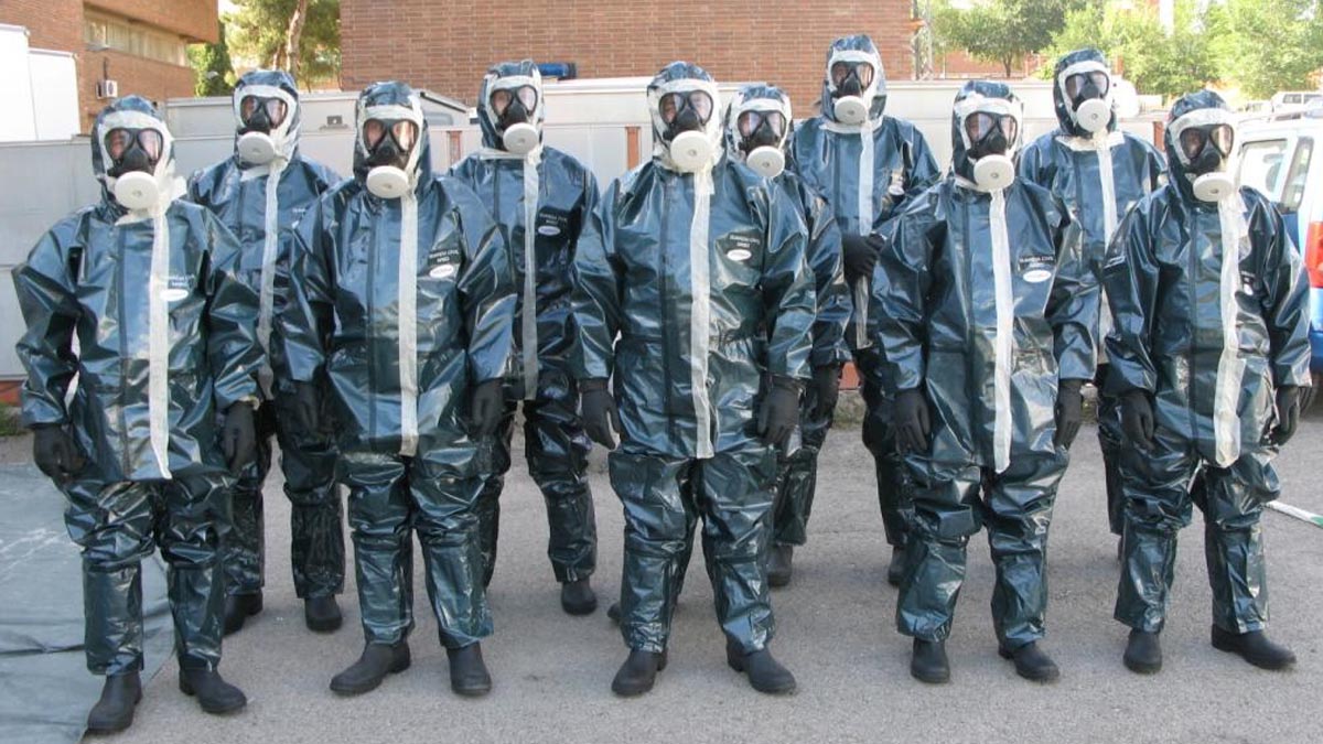 Una fotografía, publicada en el Twitter oficial de la Guardia Civil en 2018, de un grupo de guardias civiles con el traje de protección individual (EPI) y que pertenecen al Sistema de Defensa Nuclear, Radiológica, Biológica y Química (NRBQ).