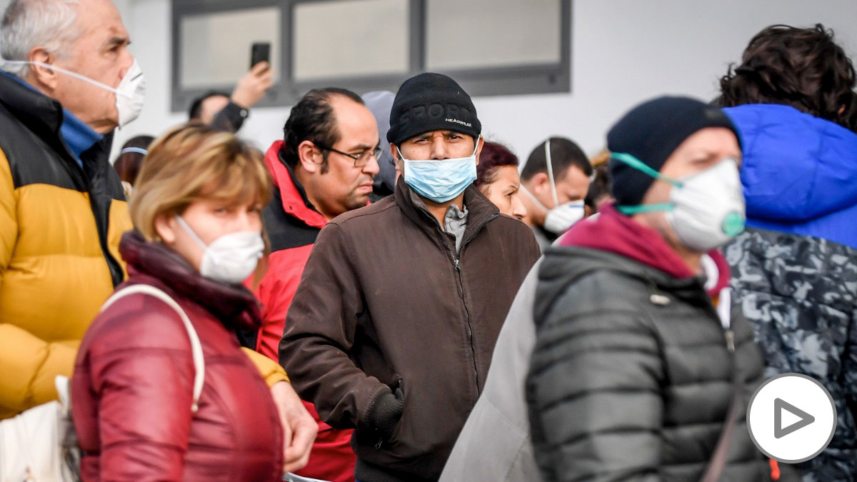 Italianos con máscaras en frente de un supermercado esperando para comprar reservas en plena crisis del coronavirus. (Foto. EP)