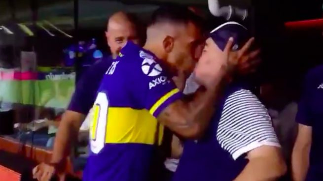 Tévez Maradona beso
