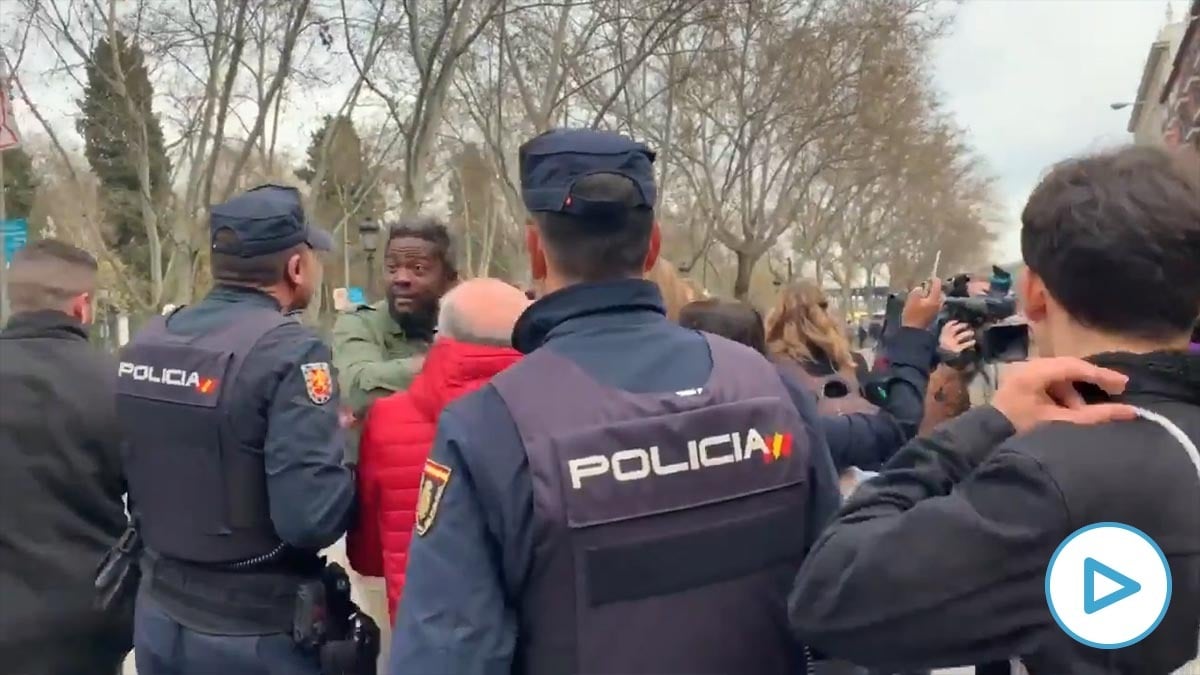 El ‘negro de Vox’ apartado por la Policía.