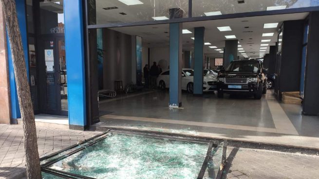 Violento alunizaje para robar dos coches de lujo en un concesionario de Madrid