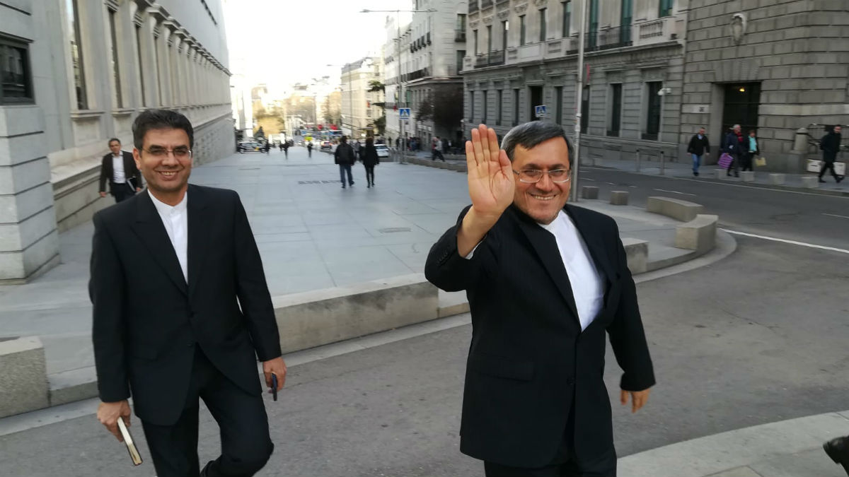 El embajador de Irán, Hasan Qashqavi, saliendo este lunes del Congreso tras reunirse en secreto con el PSOE. (Foto: S. Sanz)