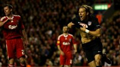 Diego Forlán celebra su gol en Anfield en el Liverpool-Atlético de la Europa League de 2010. (Getty)