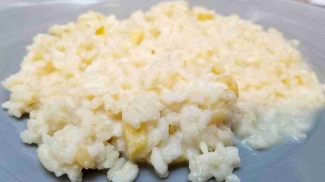 Risotto de arroz con manzana, queso y canela