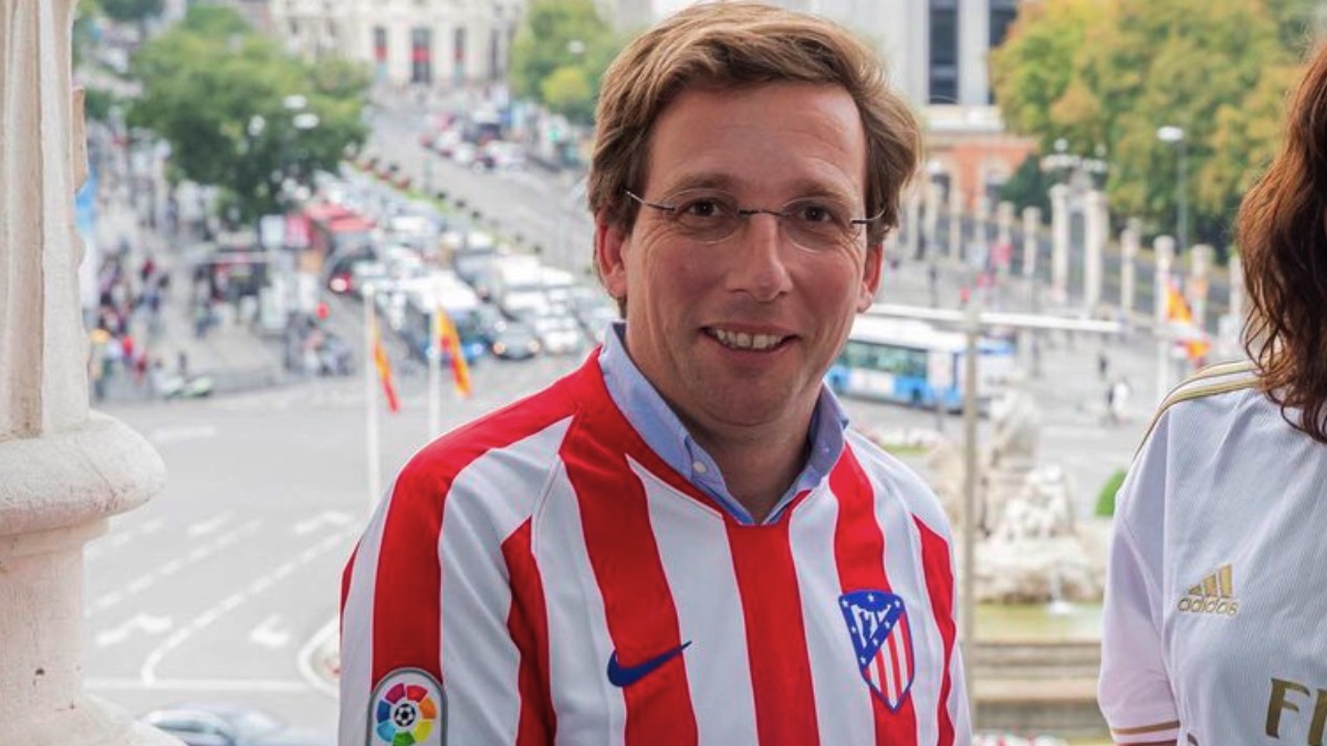 El alcalde de Madrid, José Luis Martínez-Almeida, apoyando a su equipo, el Atlético. (Foto. Madrid)