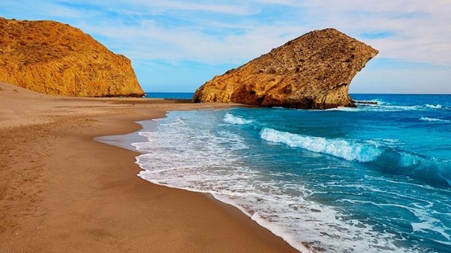 Requisitos y trámites para acceder a uno de los 3.000 empleos en las playas de Andalucía