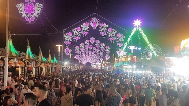 Unos irresponsables vecinos de un pueblo de Jaén celebran una fiesta en la calle