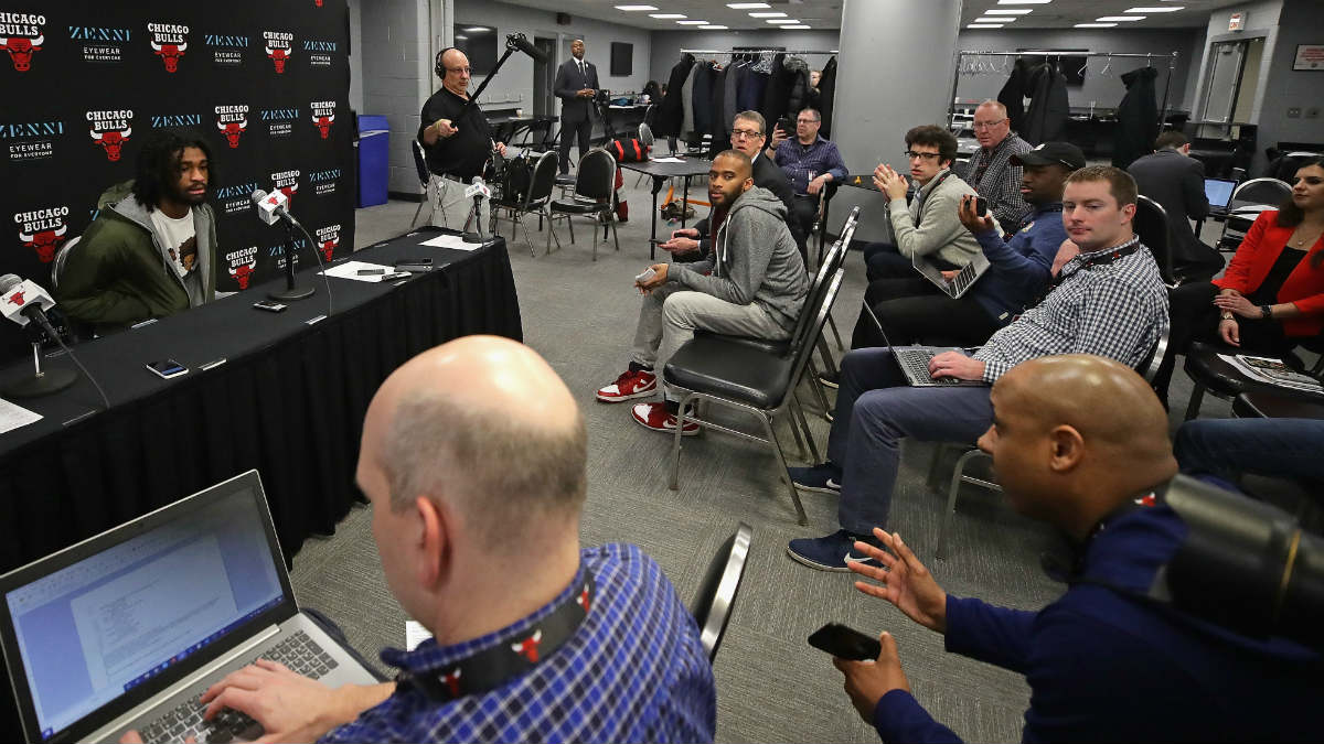 Los periodistas guardan la distancia de seguridad en la rueda de prensa con Coby White. (AFP)