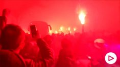 La afición del PSG recibe a su equipo, pese a no poder entrar en el estadio.