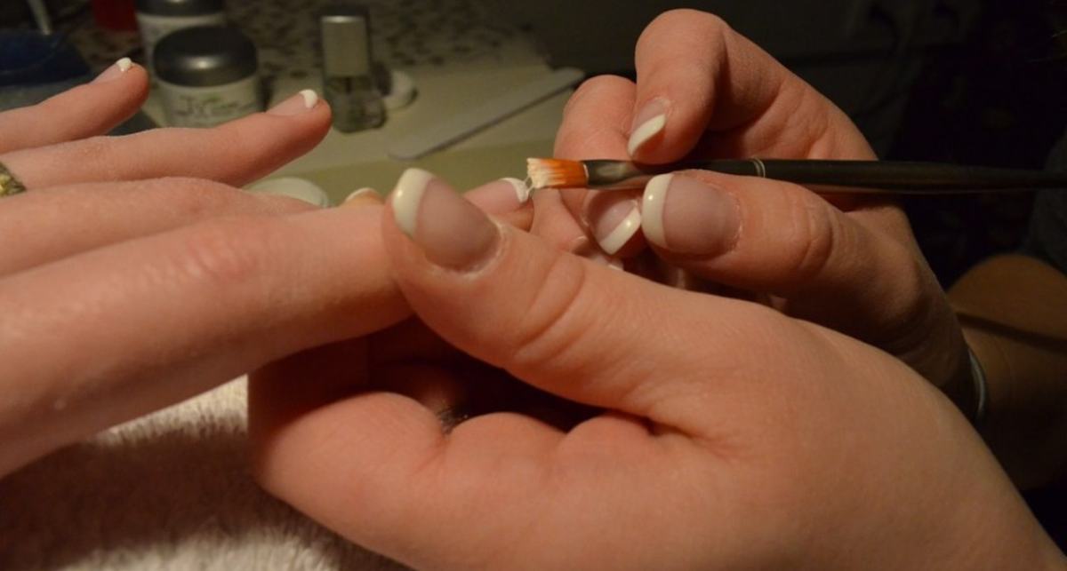 ¿Sabes cómo quitar el esmalte permanente de las uñas? Apunta estos trucos