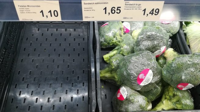 El brócoli llena de las estanterías de unos supermercados vacíos