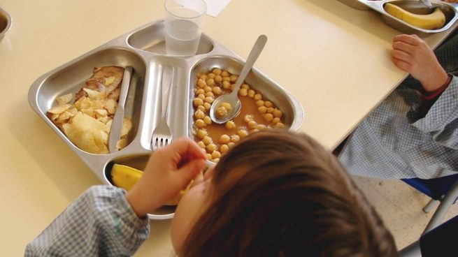 Niño comiendo.