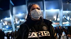 Una aficionada del PSG, a las puertas del estadio tras el partido ante el Dortmund. (Getty)