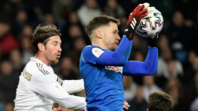 Remiro atrapa un balón ante el Real Madrid (AFP).