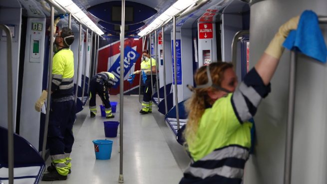 Trabajadores de Metro limpiando un vagón este jueves por el coronavirus. (Foto: Comunidad)